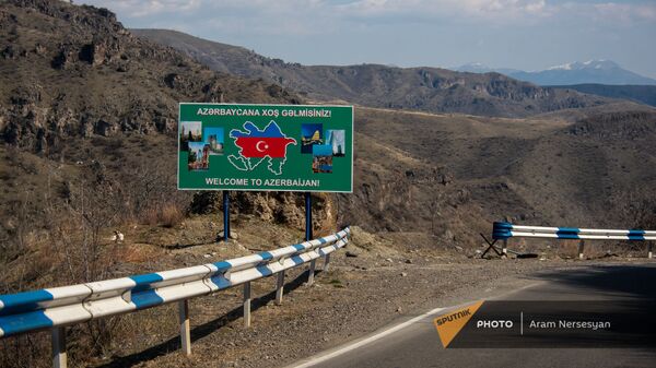 Билборд с надписью Добро пожаловать в Азербайджан на дороге Горис-Капан в Сюникской области - Sputnik Արմենիա