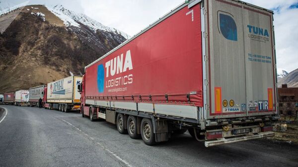 Пробка из грузовых автомобилей у КПП Казбеги - Верхний Ларс - Sputnik Армения