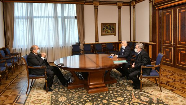 Президент Армен Саркисян встретился с председателем НАА Радиком Мартиросяном и заместителем председателя НАА Юрием Шукуряном (24 марта 2021). Еревaн - Sputnik Արմենիա