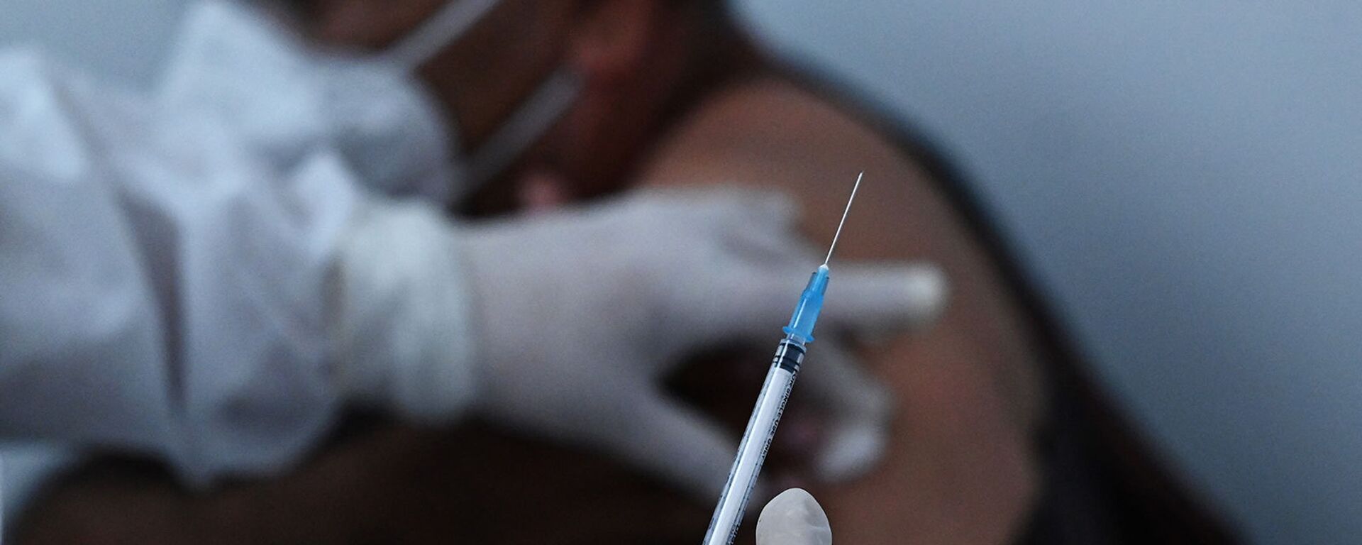 Медицинский работник вводит вакцину пациенту (23 марта 2021). Сальвадор - Sputnik Արմենիա, 1920, 03.04.2021