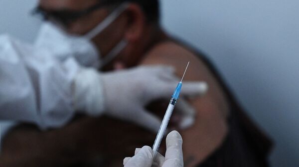 Медицинский работник вводит вакцину пациенту (23 марта 2021). Сальвадор - Sputnik Արմենիա