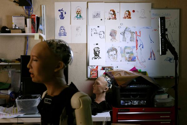 Рисунки в студии робота-гуманоида Софии от компании Hanson Robotics  - Sputnik Армения