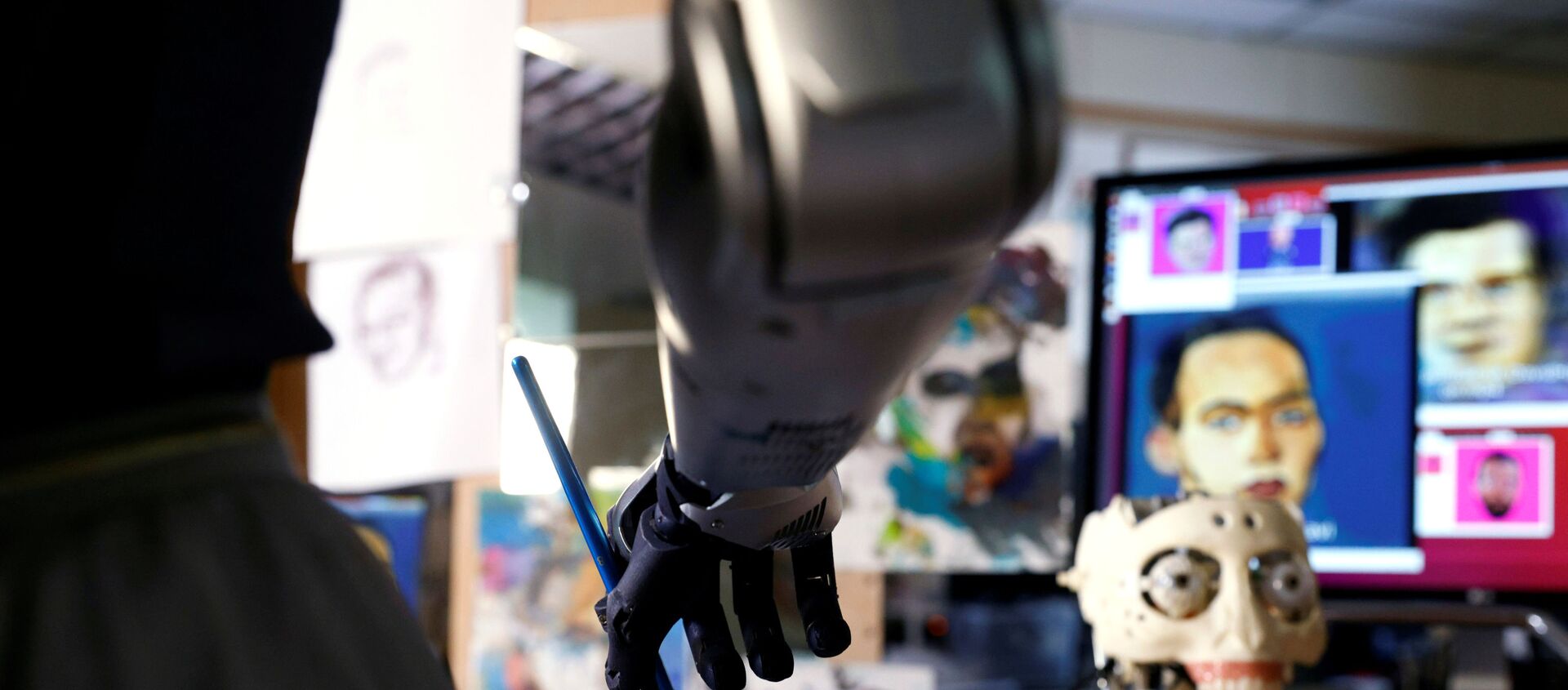 Робот-гуманоид София от компании Hanson Robotics рисует картину, выставленную в дальнейшем на аукцион в Гонконге - Sputnik Армения, 1920, 08.12.2021