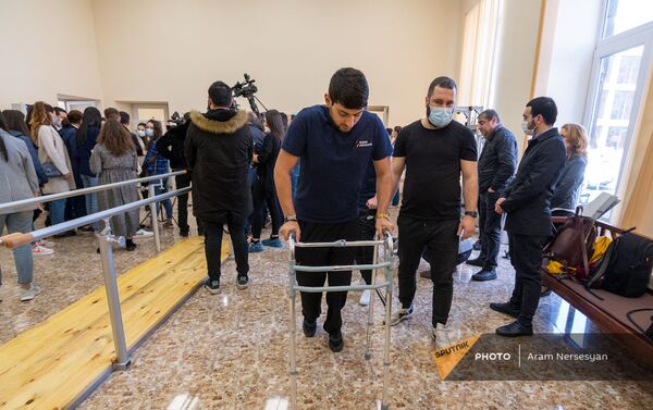 Военнослужащие, перенесшие протезирование с ампутацией нижних конечностей, в реабилитационном центре «Защитник Отечества»  - Sputnik Армения