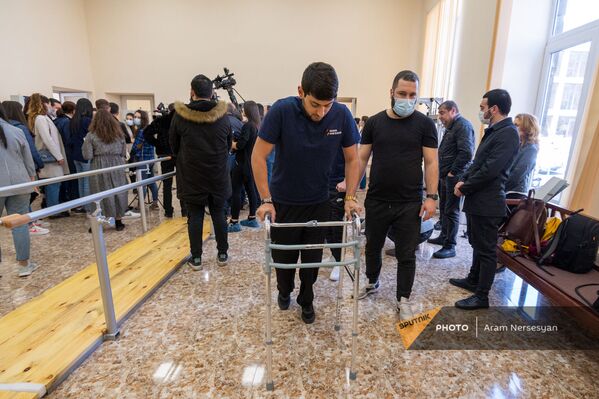 Военнослужащие, перенесшие протезирование с ампутацией нижних конечностей, в реабилитационном центре «Защитник Отечества»  - Sputnik Армения
