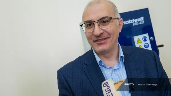 Директор всеармянского фонда «Айастан» Айкак Аршамян в реабилитационном центре «Защитник Отечества» - Sputnik Армения