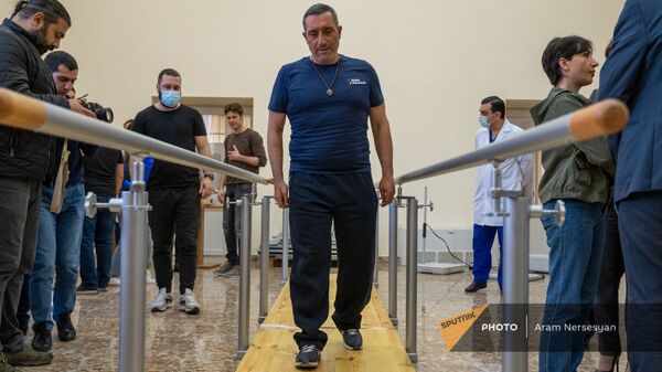 Геворк Исунц, перенесший протезирование с ампутацией нижних конечностей, в реабилитационном центре «Защитник Отечества» - Sputnik Армения
