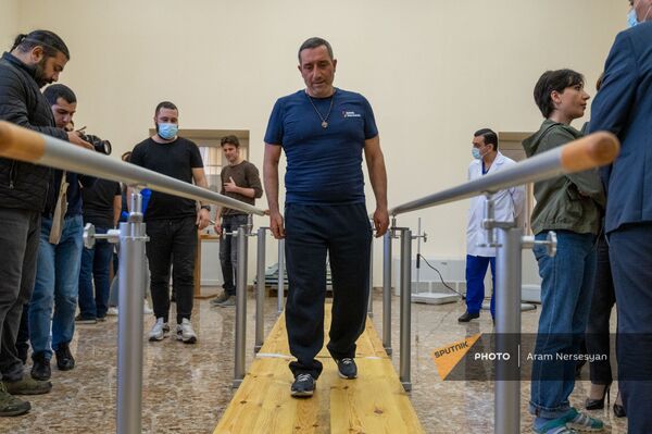Геворк Исунц, перенесший протезирование с ампутацией нижних конечностей, в реабилитационном центре «Защитник Отечества» - Sputnik Армения