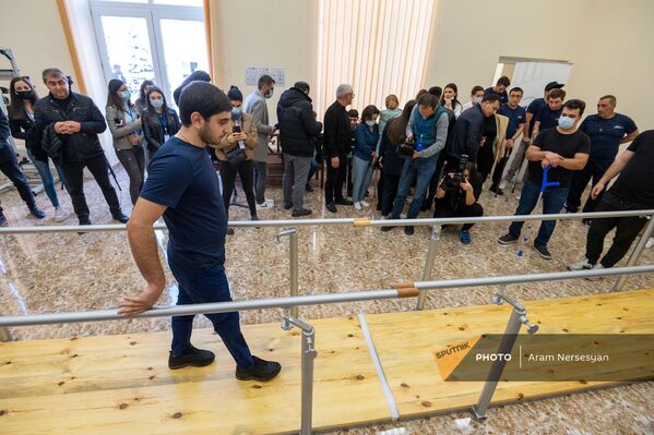 Военнослужащие, перенесшие протезирование с ампутацией нижних конечностей, в реабилитационном центре «Защитник Отечества» - Sputnik Армения