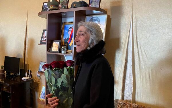 Мать погибшего в карабахской войне подполковника Манвела Карапетяна - Sputnik Армения