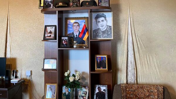 Уголок с фотографиями погибшего в карабахской войне подполковника Манвела Карапетяна - Sputnik Արմենիա
