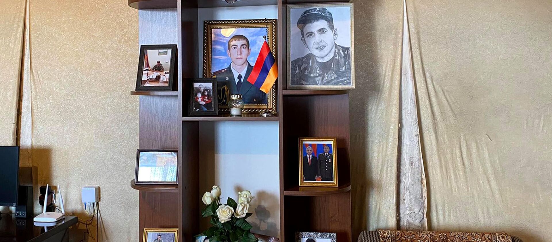 Уголок с фотографиями погибшего в карабахской войне подполковника Манвела Карапетяна - Sputnik Армения, 1920, 24.03.2021
