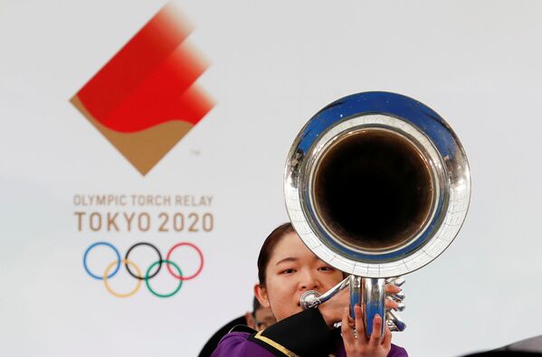 Участник оркестра  играет на музыкальном инструменте во время эстафеты Олимпийского огня в Токио-2020 в префектуре Фукусима, Япония - Sputnik Армения