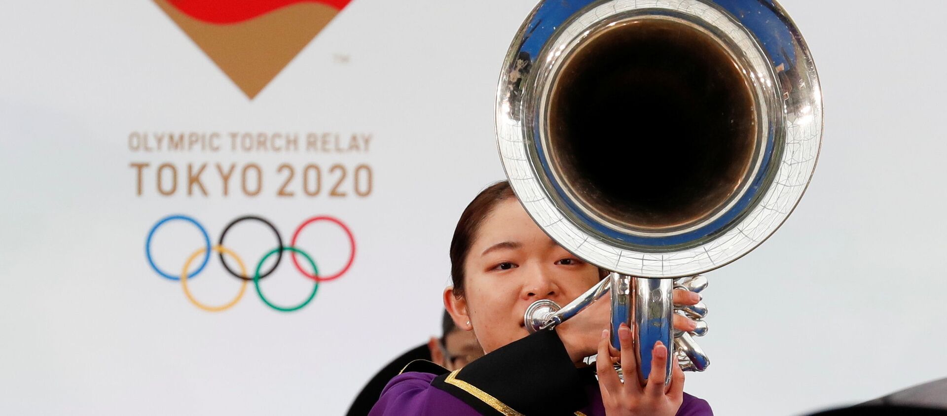 Участник оркестра  играет на музыкальном инструменте во время эстафеты Олимпийского огня в Токио-2020 в префектуре Фукусима, Япония - Sputnik Армения, 1920, 22.07.2021