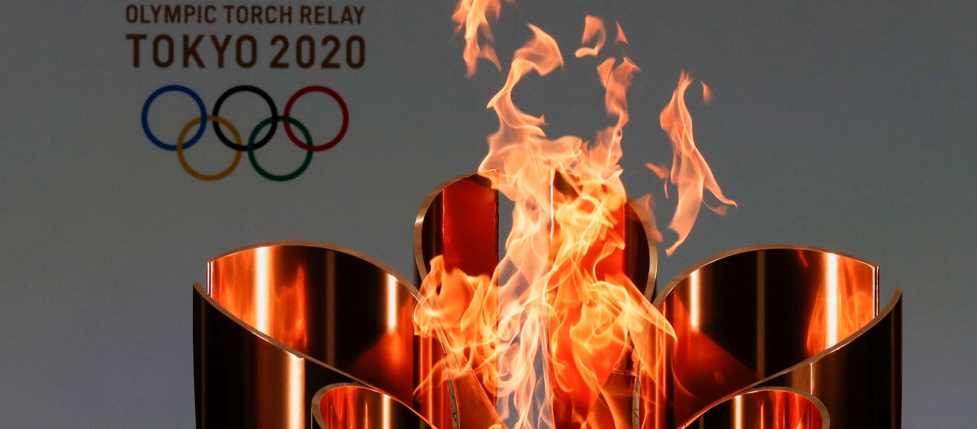 Олимпийский огонь во время эстафеты Олимпийского огня в Токио-2020 в префектуре Фукусима, Япония - Sputnik Армения, 1920, 07.07.2021