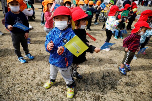 Дети во время эстафеты огня в префектуре Фукусима - Sputnik Армения