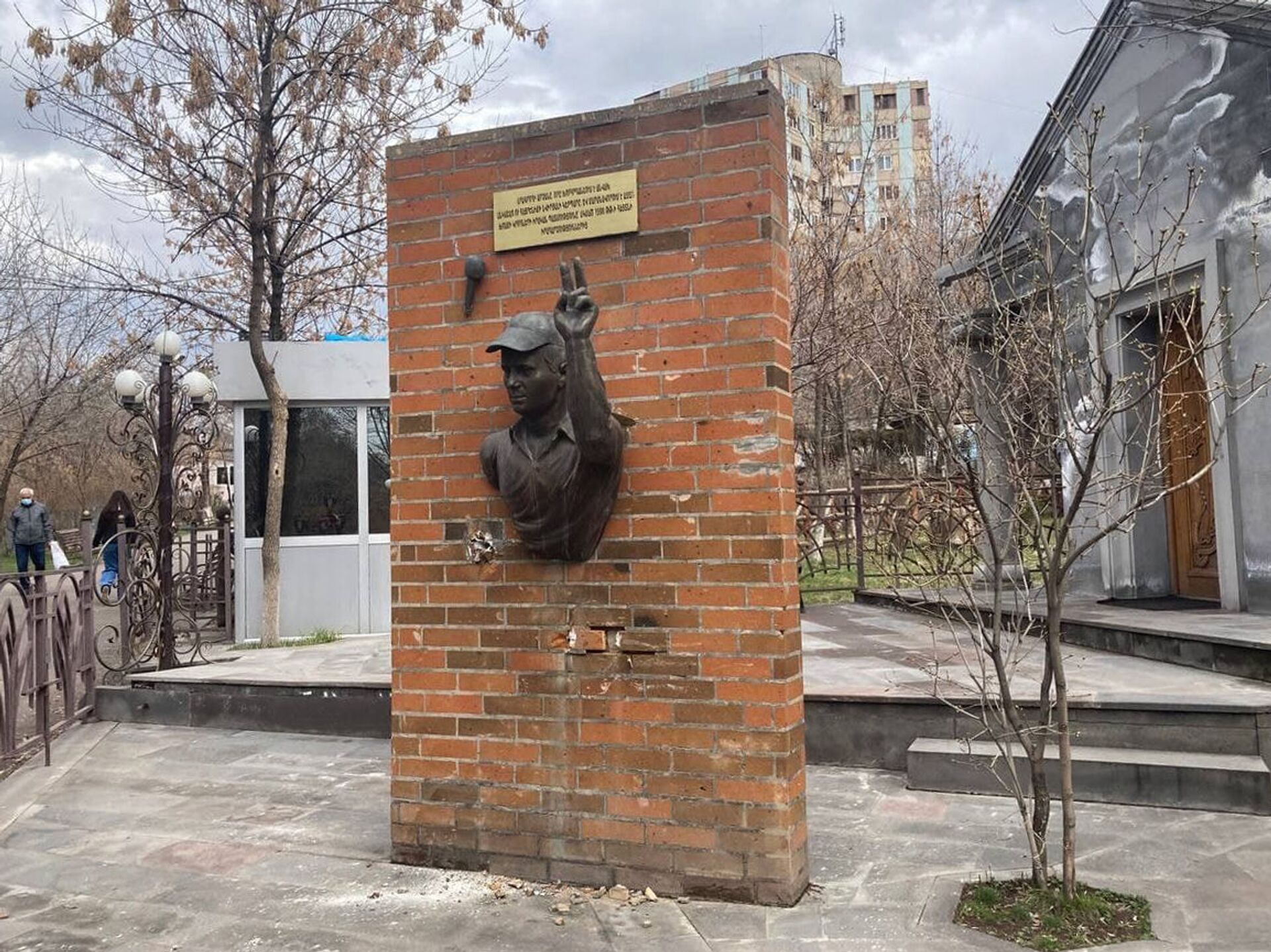 Вандалы лишили памятник журналисту в Ереване рук и ног - Sputnik Армения, 1920, 25.03.2021