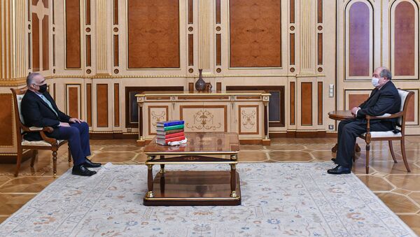 Президент Армен Саркисян встретился с председателем совета партии Наследие Раффи Ованнисяном (25 марта 2021). Еревaн - Sputnik Армения