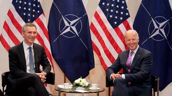 Вице-президент США Джо Байден и Генеральный секретарь НАТО Йенс Столтенберг во время встречи (7 февраля 2015). Мюнхен - Sputnik Արմենիա