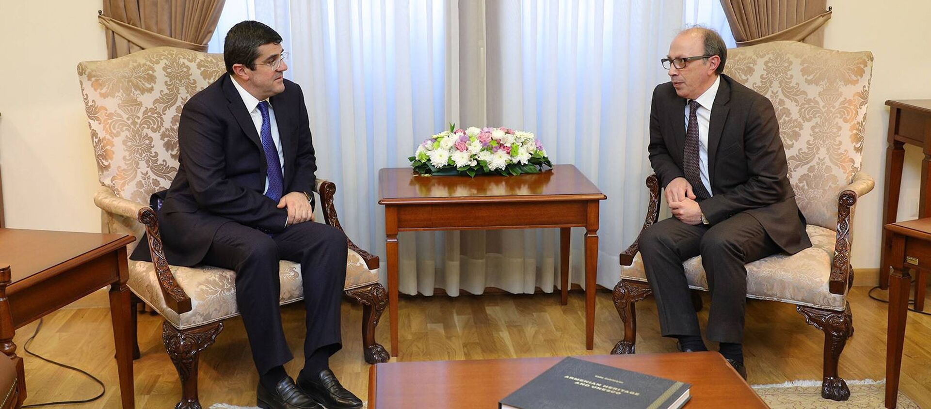 Министр иностранных дел Ара Айвазян встретился с президентом Карабаха Араиком Арутюняном (25 марта 2021). Еревaн - Sputnik Արմենիա, 1920, 25.03.2021