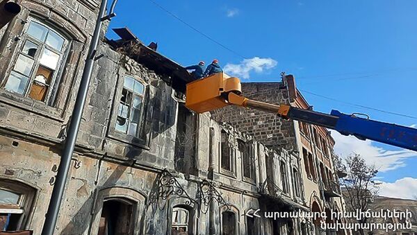 Сильный ветер повредил крыши старых зданий в Маралике (25 марта 2021). Ширак - Sputnik Армения