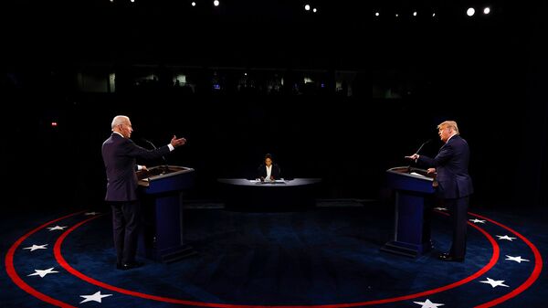 Кандидат в президенты США от Демократической партии Джо Байден и президент США Дональд Трамп принимают участие во второй президентской кампании 2020 года в дебатах в Университете Белмонт (22 октября 2020). Нэшвилль - Sputnik Армения