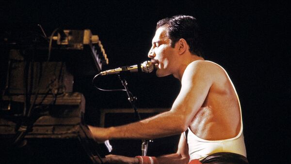 Фредди Меркьюри, солист рок-группы Queen, во время концерта во дворце Palais Omnisports de Paris Bercy (18 сентября 1984). - Sputnik Армения