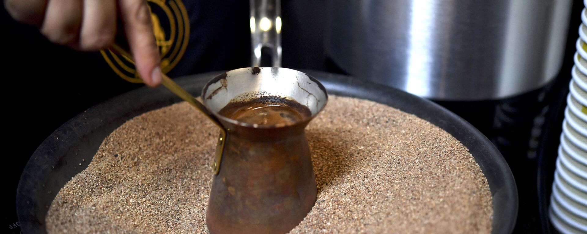 Мексиканский бариста готовит фирменный турецкий кофе в медном горшочке на горячем песке, Мехико - Sputnik Армения, 1920, 22.07.2021