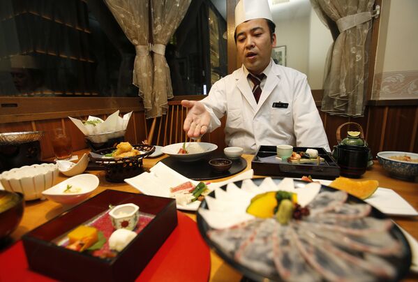Шеф-повар рассказывает о меню японского ресторана Irimoya Bettei в Токио, Япония - Sputnik Армения
