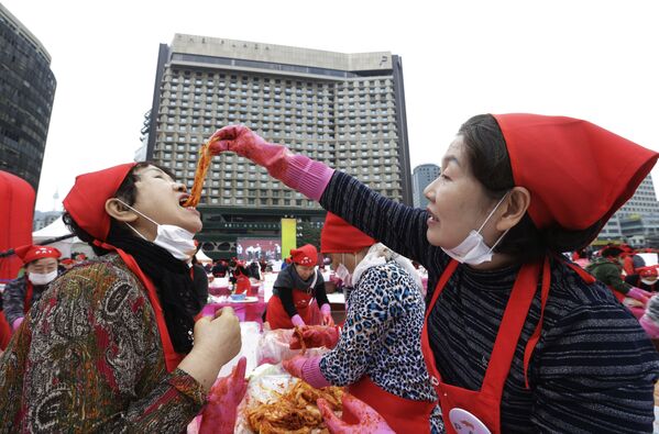 Женщина пробует кимчи во время фестиваля кимчи в Сеуле, Южная Корея - Sputnik Армения
