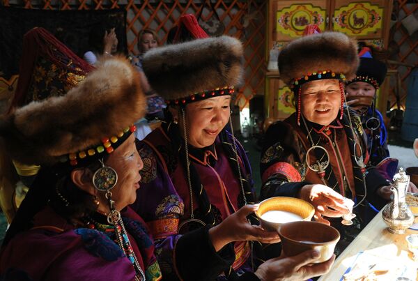 Կանայք կումիս են խմում Անդրբայկալյան երկրամասի Ագինսկի ինքնավար շրջանի Ագինսկոյե գյուղում - Sputnik Արմենիա