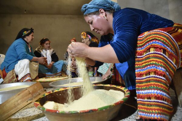 Берберские женщины готовят кускус в деревне Айт-эль-Кецем к востоку от столицы Алжира - Sputnik Армения