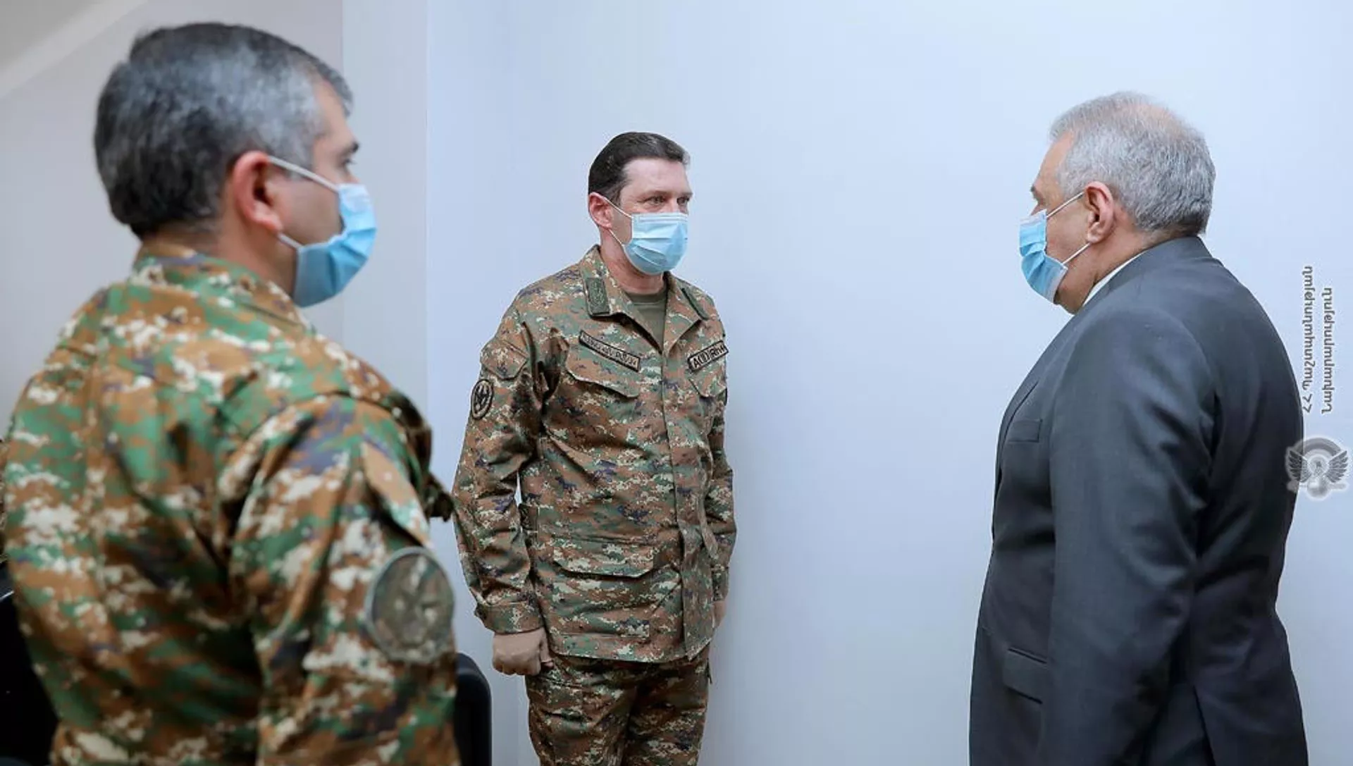Министр обороны Вагаршак Арутюнян встретился с начальником службы военного контроля Минобороны генерал-лейтенантом Джалалом Арутюняном (26 марта 2021). Еревaн