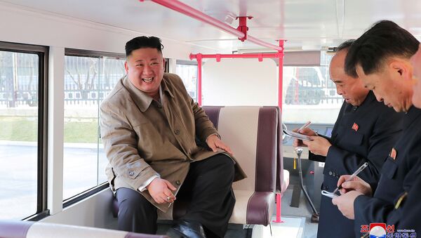 Лидер Северной Кореи Ким Чен Ын сидит в пробной версии двухэтажного автобуса (25 марта 2021). Пхеньян - Sputnik Армения