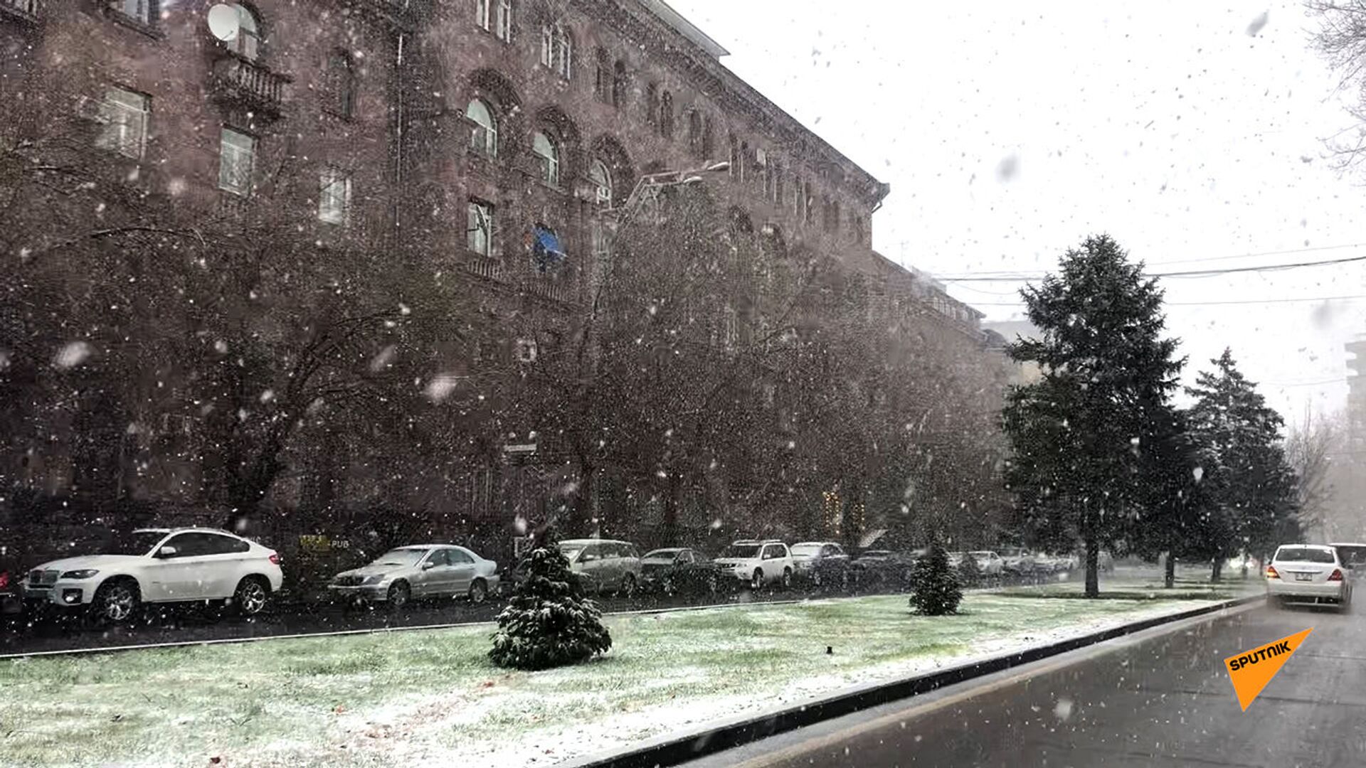 Весна объявила Еревану бойкот․ Видео сильного снегопада в столице - Sputnik Армения, 1920, 27.03.2021