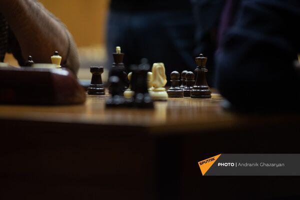 Шахматные фигуры на столе во время традиционного шахматного турнира среди сотрудников СМИ Армении (27 марта 2021). Ереван - Sputnik Армения