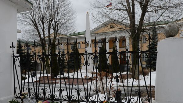 Цветы и свечи у посольства Армении в Москве в связи с трагедией в Гюмри - Sputnik Армения
