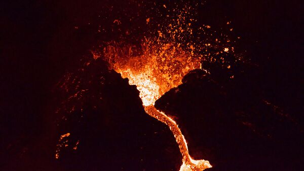 Лава течет из извергающегося вулкана Фаградалсфьяль примерно в 40 км к западу от Рейкьявика )26 марта 2021). Исландия - Sputnik Армения