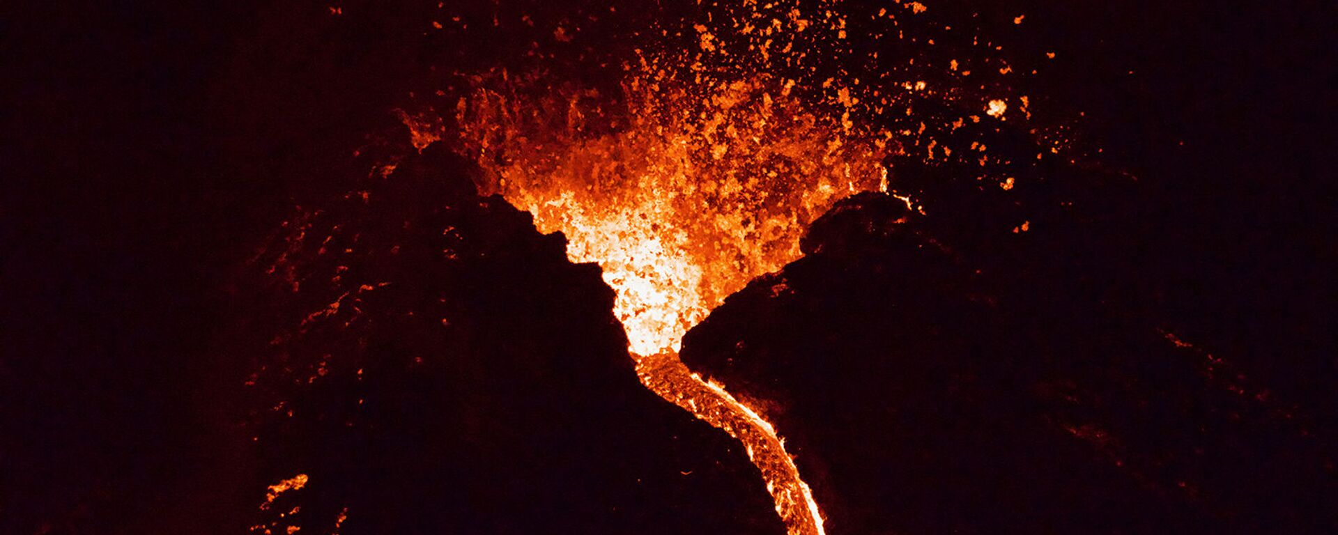 Лава течет из извергающегося вулкана Фаградалсфьяль примерно в 40 км к западу от Рейкьявика )26 марта 2021). Исландия - Sputnik Արմենիա, 1920, 27.03.2021