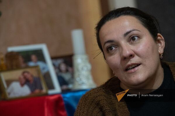 Супруга погибшего военнослужащего Самвела Атояна Лилия беседует с корреспондентами Sputnik Армения - Sputnik Армения