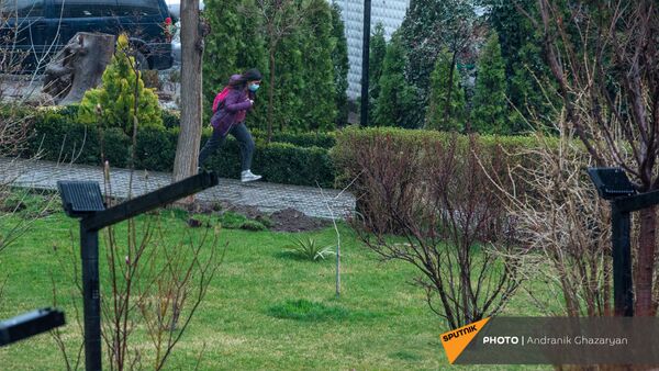 Անձրևի տակ վազող աղջիկ - Sputnik Արմենիա