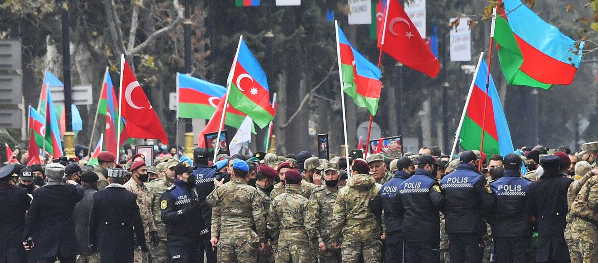 Сотрудники полиции перекрыли улицу для проведения военного парада (10 декабря 2020). Баку - Sputnik Արմենիա, 1920, 07.07.2021