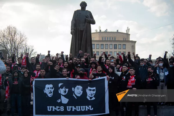 Болельщики FAF сборной Армении по футболу собираются на предстоящий матч против сборной Исландии (28 марта 2021). Еревaн - Sputnik Армения