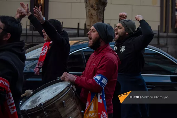 Болельщики FAF сборной Армении по футболу собираются на предстоящий матч против сборной Исландии (28 марта 2021). Еревaн - Sputnik Армения