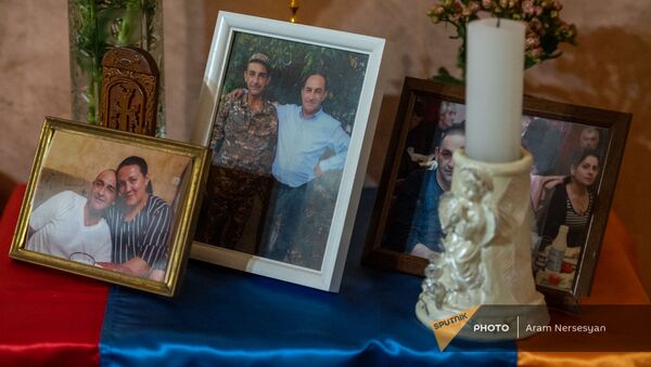 Фотографии погибшего военнослужащего Самвела Атояна  - Sputnik Армения