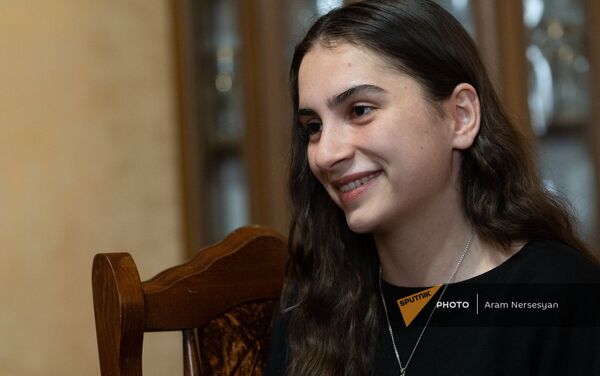 Племянница погибшего военнослужащего Самвела Атояна Амалия - Sputnik Армения