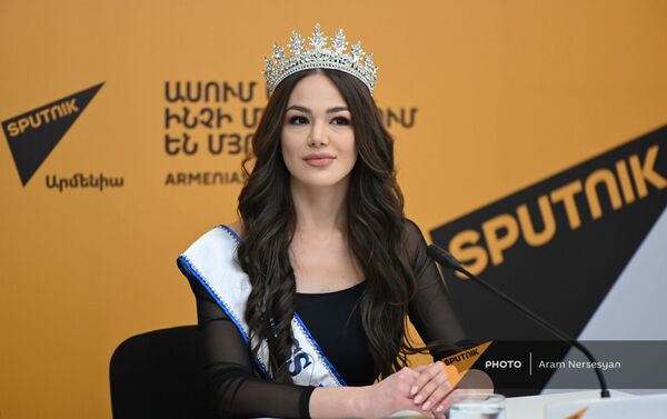 Представительница Армении на конкурсе красоты Мисс Вселенная Моника Григорян на пресс-конференции в мультимедийном пресс-центре Sputnik Армения (30 марта 2021). Еревaн - Sputnik Армения