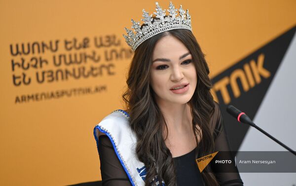 Представительница Армении на конкурсе красоты Мисс Вселенная Моника Григорян на пресс-конференции в мультимедийном пресс-центре Sputnik Армения (30 марта 2021). Еревaн - Sputnik Армения