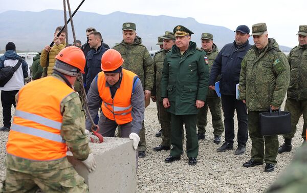 Заместитель министра обороны России Дмитрий Булгаков во время церемонии открытия и заселения блочно-модульного городка  для миротворцев (31 марта 2021). Степанакерт - Sputnik Армения