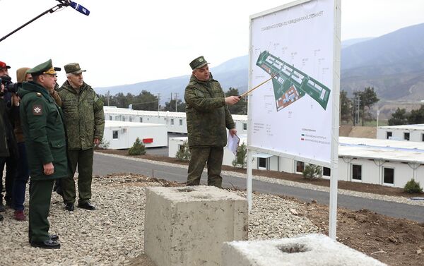 Заместитель министра обороны России Дмитрий Булгаков во время церемонии открытия и заселения блочно-модульного городка  для миротворцев (31 марта 2021). Степанакерт - Sputnik Армения